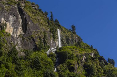 Görkemli dağ ve şelale Nepal Himalayalar dağlarda