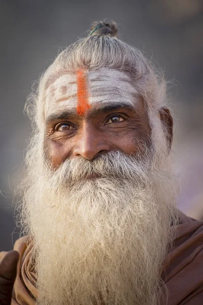 Ritratto di Shaiva sadhu, sant'uomo a Varanasi, India — Foto Stock