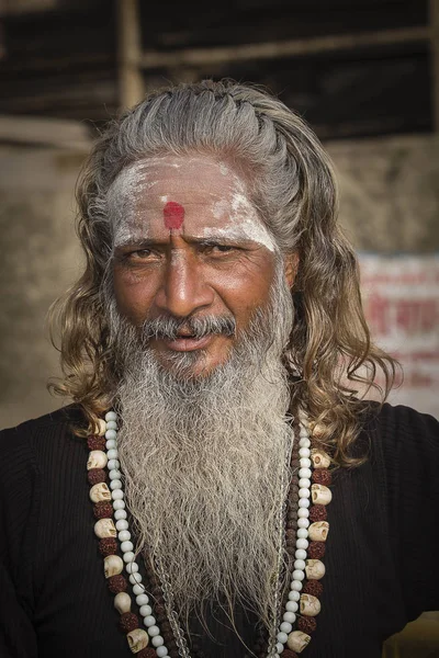 Portrait of Shaiva sadhu, holy man in Varanasi, India — Stock Photo, Image