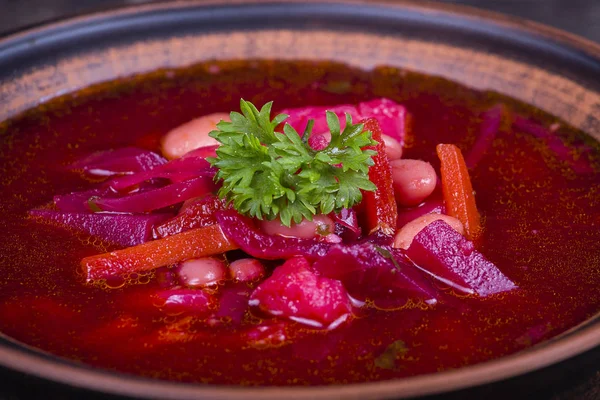 Ukrainische und russische Nationalspeise - Rote-Rüben-Suppe, Borschtsch — Stockfoto