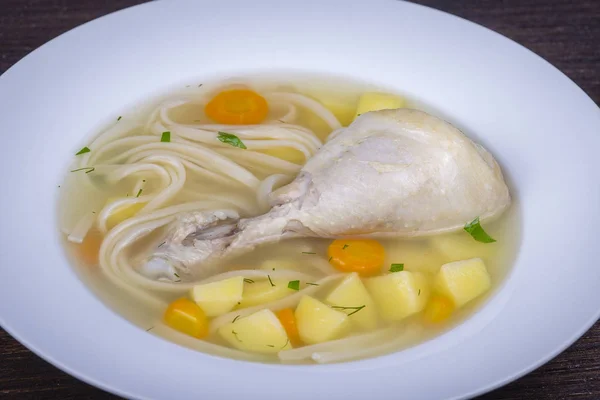 Kippensoep met noodle en groenten — Stockfoto
