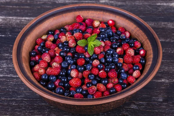 Fresas frescas y arándanos, bayas silvestres . — Foto de Stock