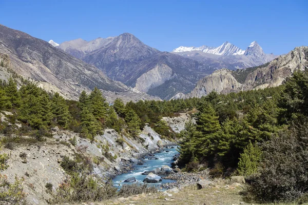 Majestuoso paisaje y río azul en las montañas del Himalaya en Nepal — Foto de Stock