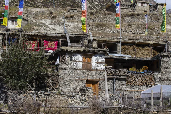 Pueblo tradicional de piedra construida de Manang. Montañas al fondo. Zona de Annapurna, Himalaya, Nepal —  Fotos de Stock