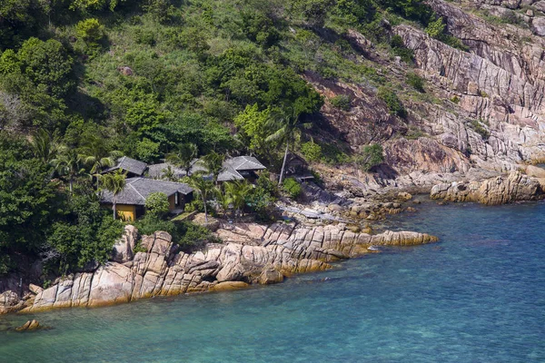 Trópusi bungaló egy sziklás partszakaszon, közvetlenül a tengerparton. Koh Phangan-sziget, Thaiföld — Stock Fotó