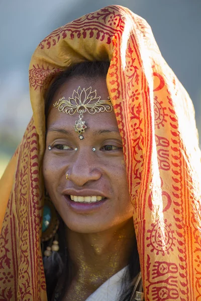 Shemale sirena sabiha tanzt mit einem Fächer im Morgengrauen in pokhara, nepal. wurde auf den Philippinen geboren — Stockfoto
