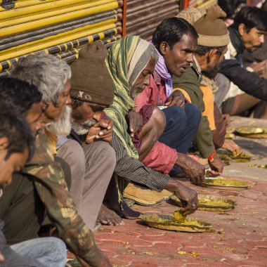 Hint fakirler Street Varanasi, Hindistan ücretsiz yemek yeme