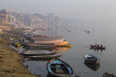 Varanasi, Hindistan'ın kutsal ghats sabah manzaraya
