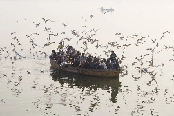 Mensen zijn in een houten boot die op de ochtend van de rivier de Ganges in Varanasi zeilde. India — Stockfoto