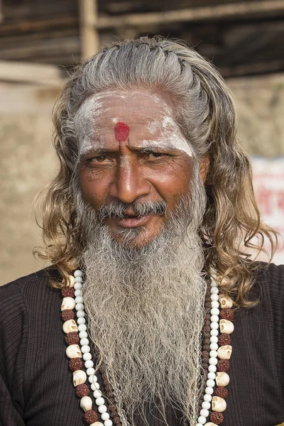 Retrato de Shaiva sadhu, hombre santo en Varanasi, India — Foto de Stock