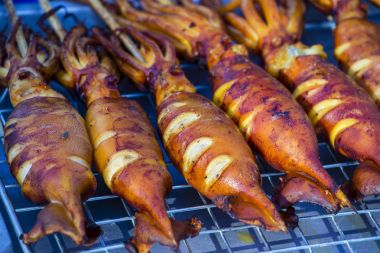 Tayland piyasada ızgara kalamar.