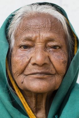 Varanasi, Uttar Pradesh, Hindistan Caddesi üzerinde eski dilenci kadın portre
