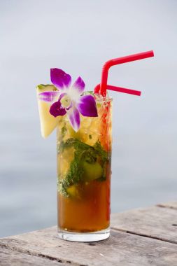 Limon, nane ve ananas tropikal bir plajda serinletici içecek