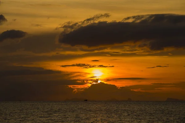 Wonderful dramatic sunset over the sea water , Thailand — Stock Photo, Image