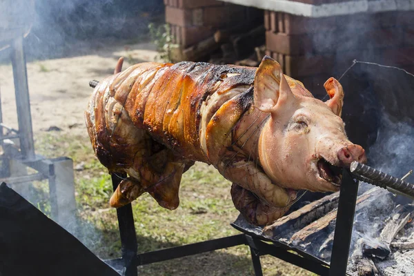 Roosteren Knorretje, gegrilde varken op straatvoedsel markt in Thailand. Close-up — Stockfoto