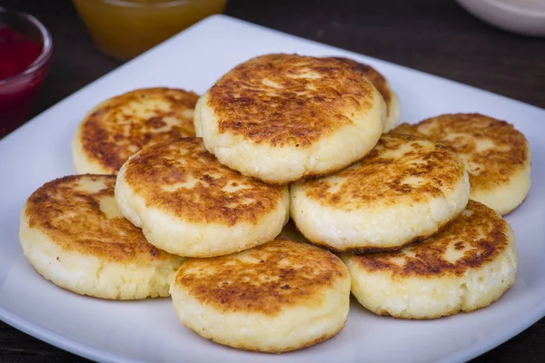 Deliciosos panqueques caseros de queso de cerca —  Fotos de Stock