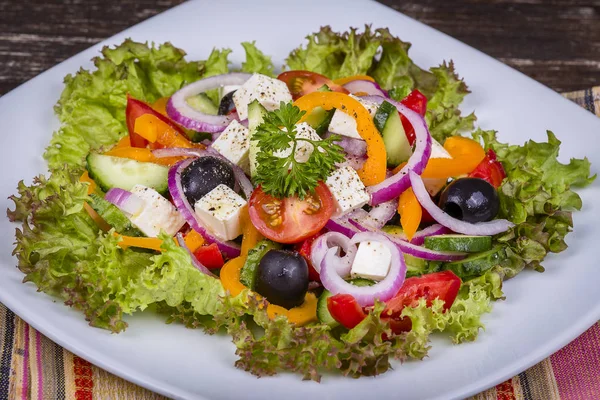 Ensalada griega de verduras frescas en la mesa — Foto de Stock