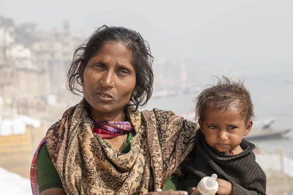 Porträt Mutter und Kinder auf der Straße in Varanasi, Indien — Stockfoto