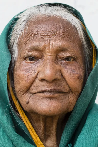 Porträt einer alten Bettlerin auf der Straße in Varanasi, uttar pradesh, Indien — Stockfoto