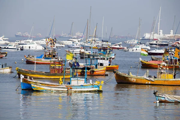 Barcos de pesca de madeira e iates caros na água do mar perto da cidade de Mumbai, Índia — Fotografia de Stock