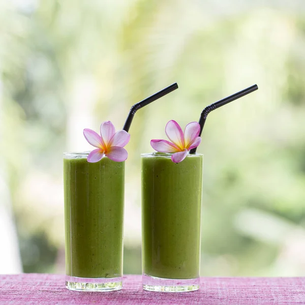 Avokádó, banán és zeller, smoothies közelről — Stock Fotó