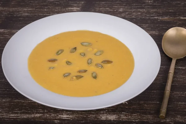 Суп с тыквенными сливками в тарелке — стоковое фото