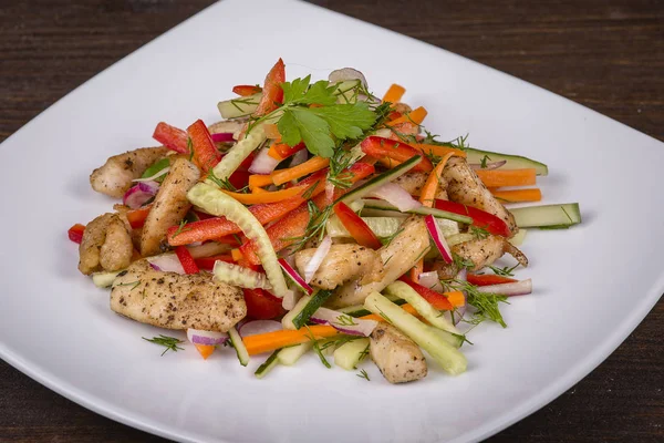 Свежий овощной салат с куриным мясом в белой тарелке — стоковое фото