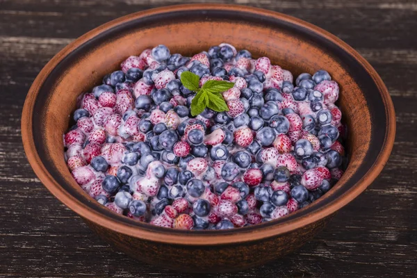 新鲜水果沙拉配草莓和蓝莓、 野生浆果. — 图库照片