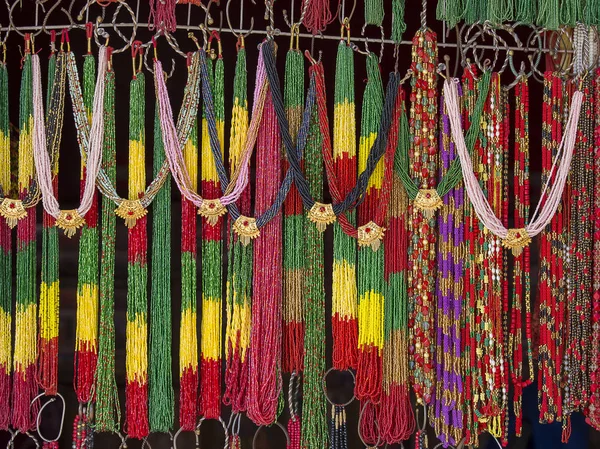 Hilos asiáticos hechos a mano cuentas de colores en el mercado de artesanía al aire libre en Katmandú, Nepal . — Foto de Stock