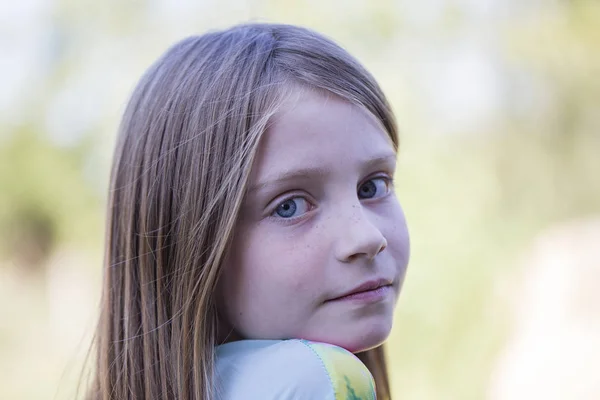 Bella ragazza all'aperto, ritratto bambini da vicino — Foto Stock