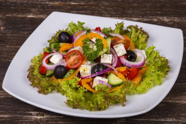 Masanın üzerine taze sebze Yunan salatası