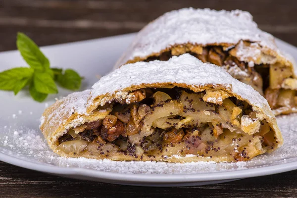 Skiva en Apfelstrudel på en tallrik — Stockfoto