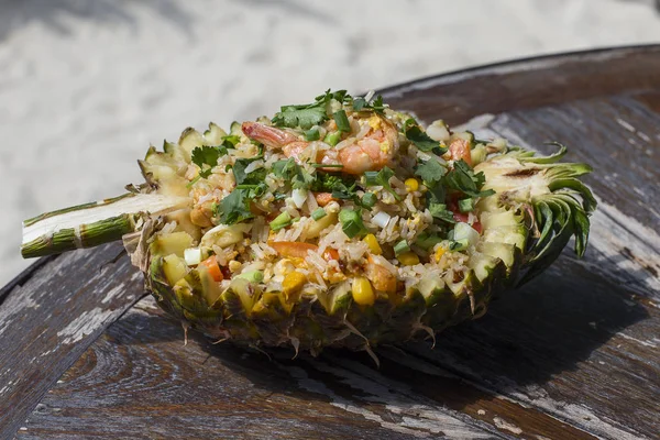 Riz brun cuit aux légumes et tofu dans un ananas — Photo