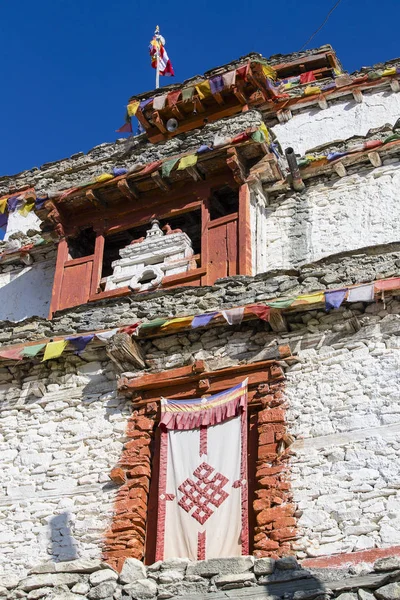 Antiguo monasterio tibetano en la montaña himalaya en la aldea de Manang. Zona de Annapurna, Himalaya, Nepal —  Fotos de Stock