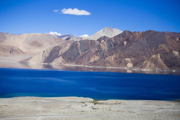 Lago Pangong de água azul e montanha do Himalaia em Ladakh. Índia — Fotografia de Stock