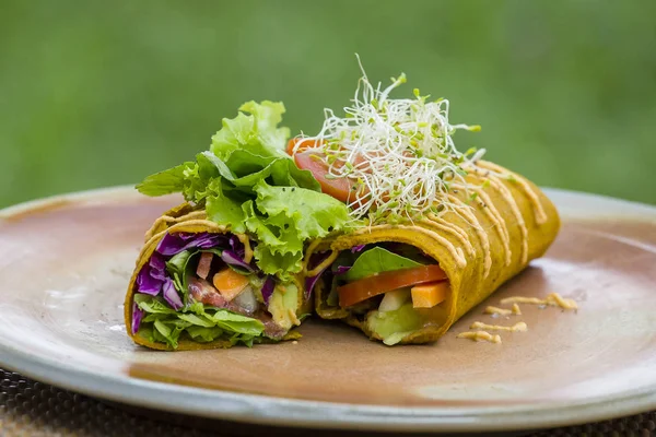 Vegane Wraps mit rohem Gemüse. island bali, ubud, indonesien — Stockfoto