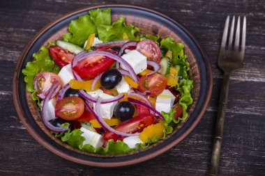 Masanın üzerine taze sebze Yunan salatası