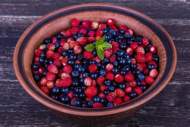 Taze çilek ve yaban mersini, yaban berry.