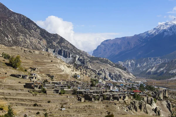 Pueblo tradicional de piedra construida de Manang. Montañas al fondo. Zona de Annapurna, Himalaya, Nepal —  Fotos de Stock