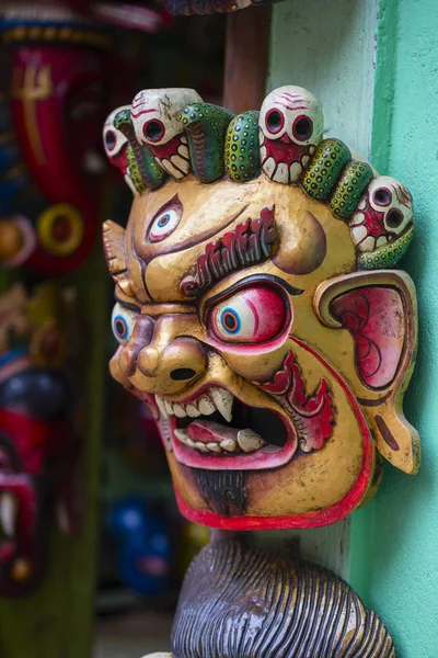 Máscaras de madera de colores y artesanías a la venta en la tienda en el distrito de Thamel de Katmandú, Nepal . — Foto de Stock