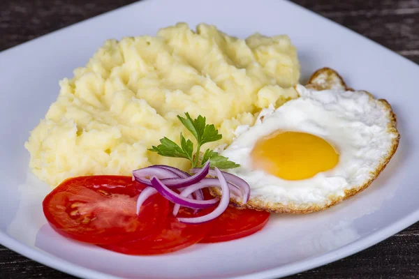 Purê de batatas com ovos fritos e tomate . — Fotografia de Stock