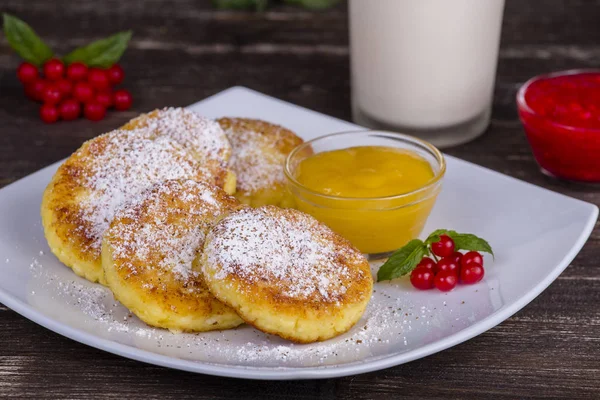 Cheese pancakes with honey in white plate. — Stock Photo, Image