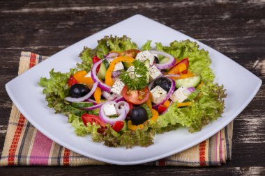 Masanın üzerine taze sebze Yunan salatası