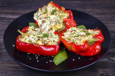 Siyah plaka kırmızı biber dolması