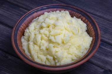 Ahşap masa üzerinde bir tabak patates püresi