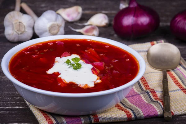 ウクライナとロシアの国民食-赤いビーツスープ、ボルシチ — ストック写真