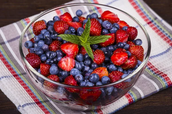 Frische Erdbeeren und Blaubeeren, Waldbeeren. — Stockfoto