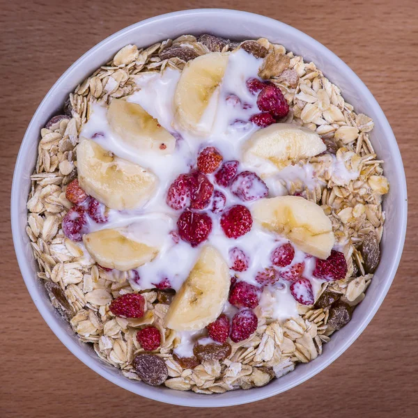 Ízletes és egészséges granola, vagy müzli, sok száraz gyümölcs, dió, bogyók, magvak — Stock Fotó