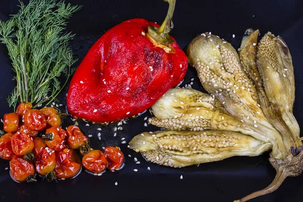 Legumes assados com salsa de tomate — Fotografia de Stock