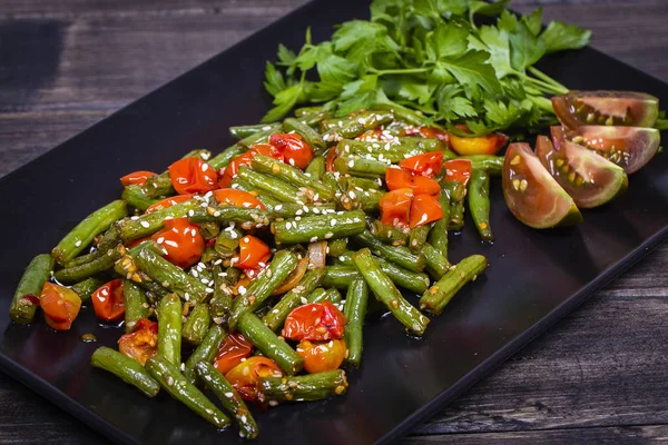 Gezonde groene bonen, rode cherry tomaat met sesamzaadjes — Stockfoto